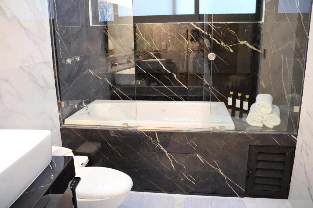 Baño de mármol con tina en Casa Luna