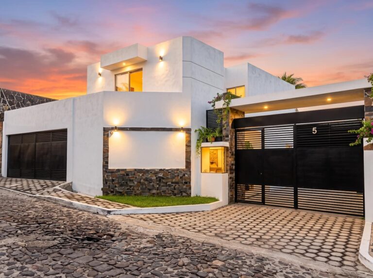Fachada de Casa Luna al atardecer, una villa blanca y moderna con acceso privado